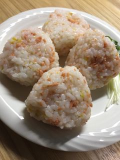 シャケフレーク・黄菊・ごまのおにぎり-レシピのメイン写真