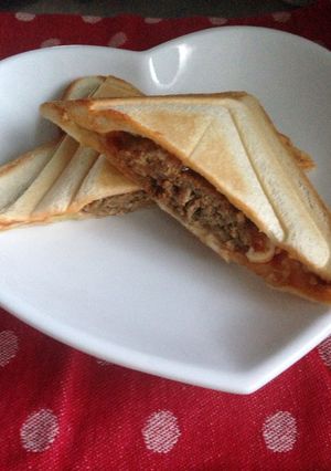 ♡ハンバーグとチーズのホットサンド♡-レシピのメイン写真