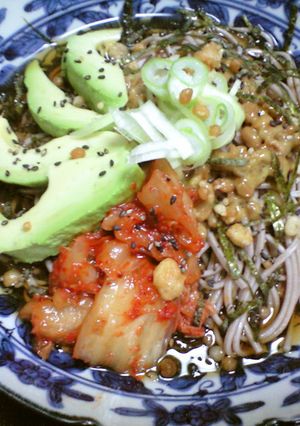 アボカド納豆キムチ蕎麦、ラー油で！-レシピのメイン写真