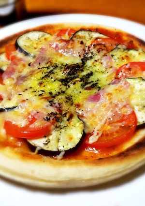 ミートソースで茄子とトマトのピザ-レシピのメイン写真