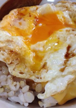 限界飯とは言えないが…目玉焼き乗っけご飯-レシピのメイン写真
