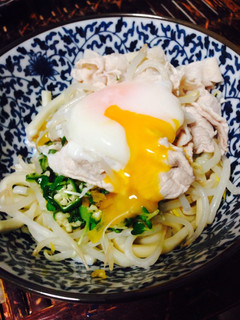 ピリッと豚しゃぶ温玉うどん-レシピのメイン写真