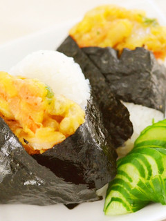 簡単♪天むす風＊甘えびかき揚げのおにぎり-レシピのメイン写真