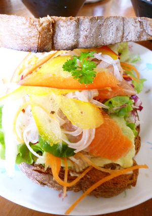 スモークサーモンの野菜たっぷりサンド-レシピのメイン写真