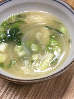 玉ねぎとあげと青ねぎたっぷりのみそ汁-レシピのメイン写真