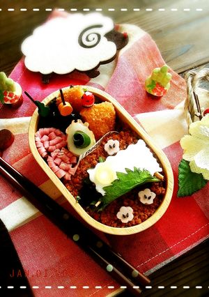 キャラ弁おせちniはんぺんと黒豆de羊-レシピのメイン写真