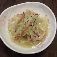 基本からアレンジまで！思わずつくりたくなる「サラミサラダ」のレシピ