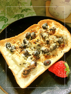 白チョコ×蒸し黒豆のきな粉チーズトースト-レシピのメイン写真