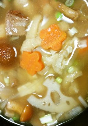 海老芋と豚肉と根菜きのこ具だくさん味噌汁-レシピのメイン写真