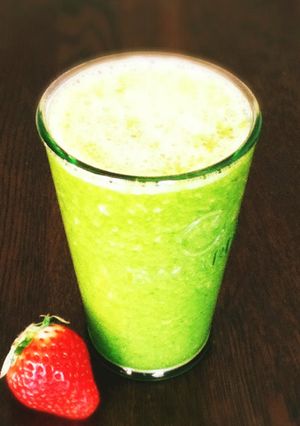 小松菜いちごのグリーンスムージー-レシピのメイン写真