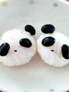 余った黒豆で!パンダおにぎりキャラ弁にも-レシピのメイン写真