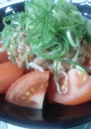 残った餃子のタレで♪納豆トマトサラダ-レシピのメイン写真