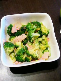 ブロッコリーとハムのゴマドレ和え-レシピのメイン写真