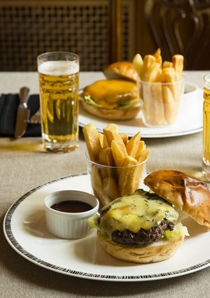 チェダ—とスティルトンのチーズバーガー-レシピのメイン写真