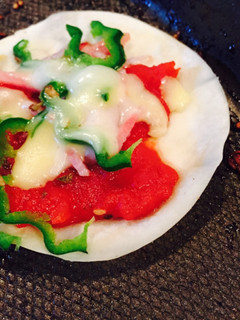 餃子の皮を使って、ギョーピザ-レシピのメイン写真