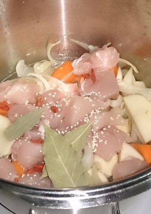 圧力鍋鍋で簡単！コンソメスープ-レシピのメイン写真
