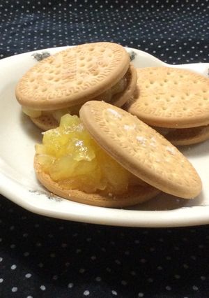 手作りんごジャム！市販のビスケットと！-レシピのメイン写真
