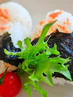 鮭と塩昆布のおいしいおにぎり(松小5)-レシピのメイン写真