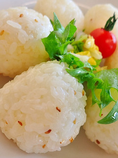 ごま油おにぎり(松小5)-レシピのメイン写真