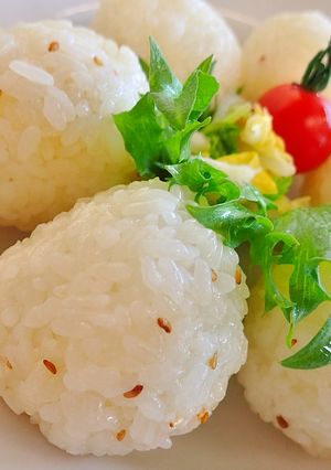 ごま油おにぎり（松小５）-レシピのメイン写真
