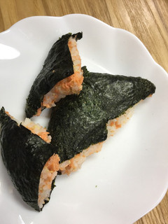 おにぎらず(シャケフレーク&白ごま)-レシピのメイン写真