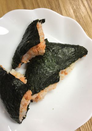 おにぎらず(シャケフレーク&白ごま)-レシピのメイン写真
