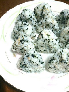 しそわかめの小さなおにぎり(^^)-レシピのメイン写真