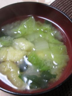 油揚げと白菜とワカメの味噌汁-レシピのメイン写真