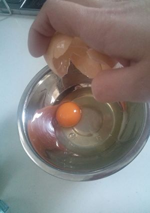 卵を片手で割る方法-レシピのメイン写真