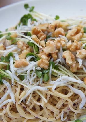ゆかり風味くるみのせ和風パスタ-レシピのメイン写真