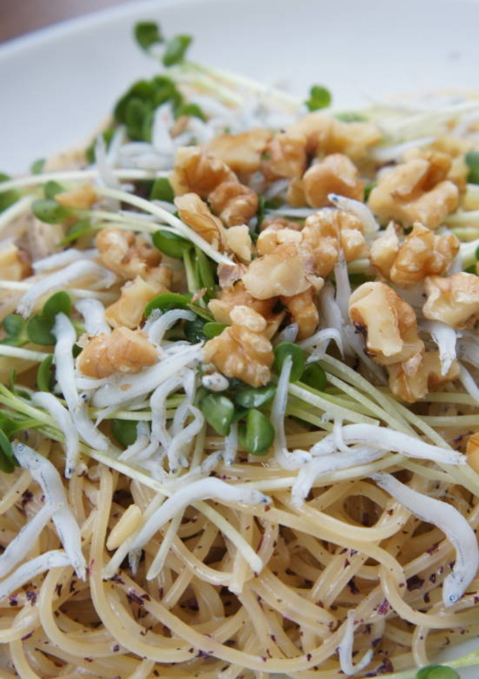 ゆかり風味くるみのせ和風パスタ-レシピのメイン写真
