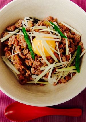 冷凍卵を乗せて♪スタミナ甘辛豚そぼろ丼-レシピのメイン写真