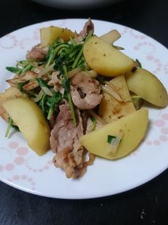 ☆じゃがいもと豆苗と豚肉のコンソメ炒め☆-レシピのメイン写真