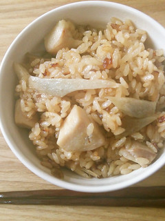 手羽元の黒酢煮の煮汁で炊き込みご飯-レシピのメイン写真