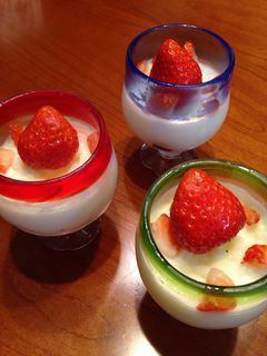 ヨーグルトゼリー苺トッピング-レシピのメイン写真