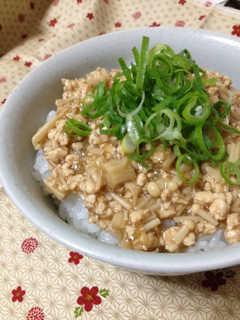 鶏ひき肉とエノキの節約丼♪-レシピのメイン写真
