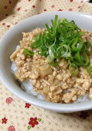 鶏ひき肉とエノキの節約丼♪-レシピのメイン写真
