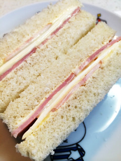 丸いハムでも大丈夫♡ハムチーズサンド-レシピのメイン写真