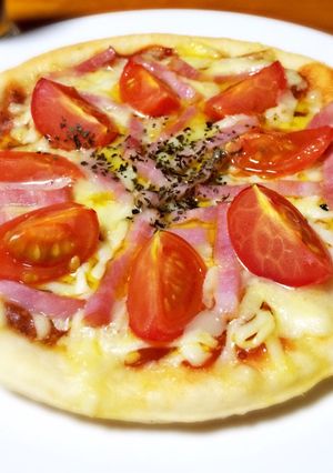 ガスグリルで焼くベーコンとトマトのピザ-レシピのメイン写真