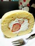 誕生日に苺のふわふわシフォンロールケーキ
