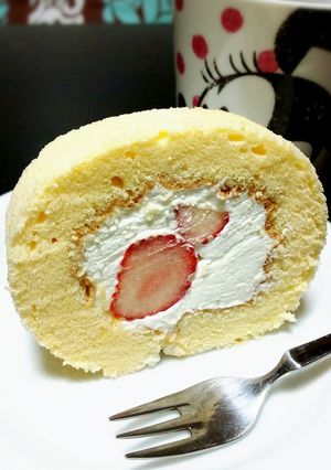 誕生日に苺のふわふわシフォンロールケーキ-レシピのメイン写真