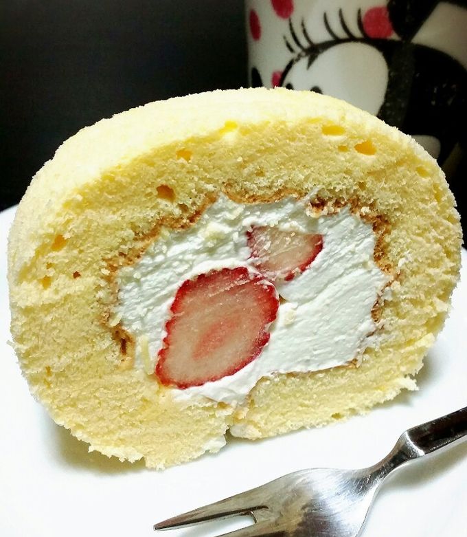 誕生日に苺のふわふわシフォンロールケーキ by juri☆juri