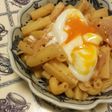 お腹満足!温泉卵のせケチャップマカロニ