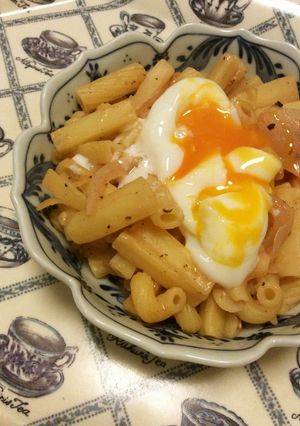 お腹満足!温泉卵のせケチャップマカロニ-レシピのメイン写真