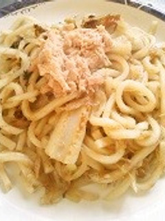 ツナマヨin&on焼きうどん-レシピのメイン写真