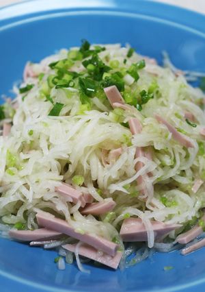 簡単!千切り大根と魚肉ソーセージのサラダ-レシピのメイン写真