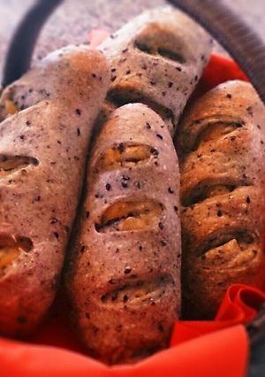 黒ゴマ生地で作るサツマイモパン-レシピのメイン写真