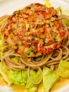 まぐろのエスニックバーグ 蕎麦サラダ添え-レシピのメイン写真