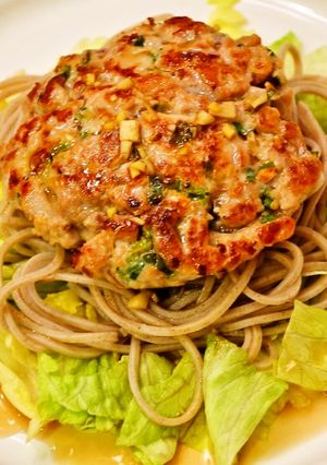 まぐろのエスニックバーグ　蕎麦サラダ添え-レシピのメイン写真