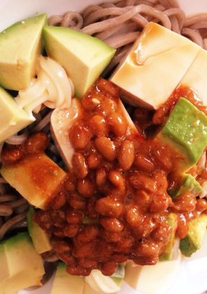 豆腐納豆アボガドのピリ辛そば-レシピのメイン写真